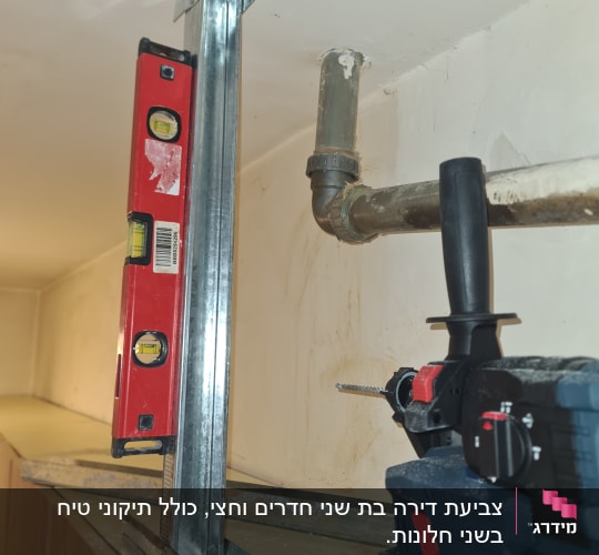 כלי עבודה ומסגרת מתכת על קיר